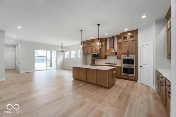 6052 Salisbury ST, Zionsville, IN 46077