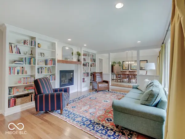 975 Williamsburg LN, Zionsville, IN 46077