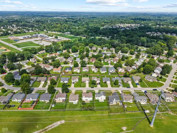 905 Lionshead LN, Greenwood, IN 46143