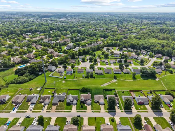 905 Lionshead LN, Greenwood, IN 46143
