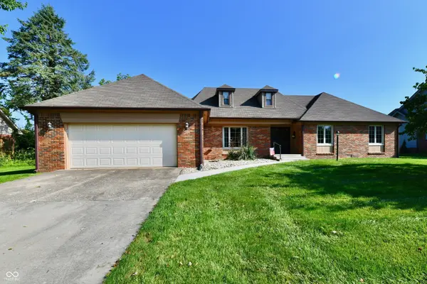 3190 Greensview DR, Greenwood, IN 46143