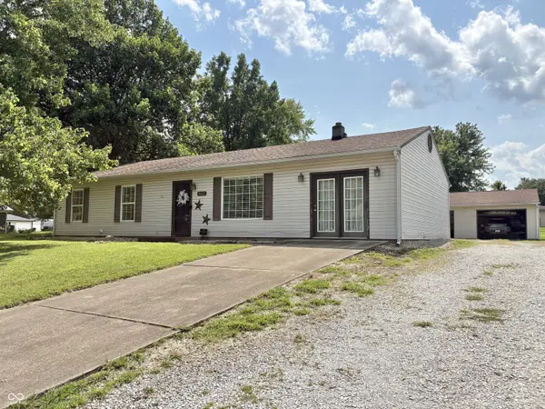 8862 N Shawnee DR, Columbus, IN 47201