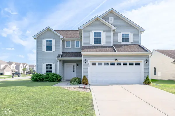 899 Briarstone DR, Greenwood, IN 46143