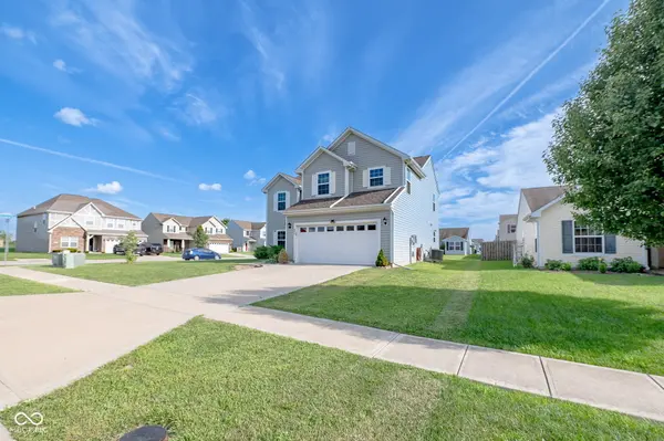 899 Briarstone DR, Greenwood, IN 46143