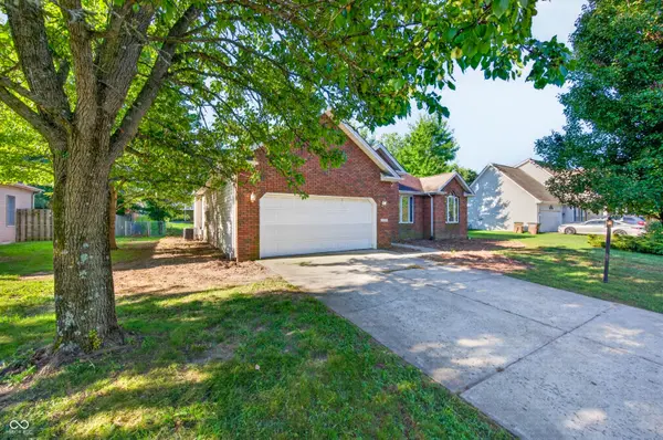 6009 E Pioneer PL, Columbus, IN 47203