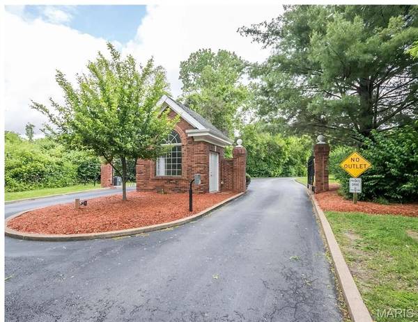 1548 Fountainhead LN, St Louis, MO 63138