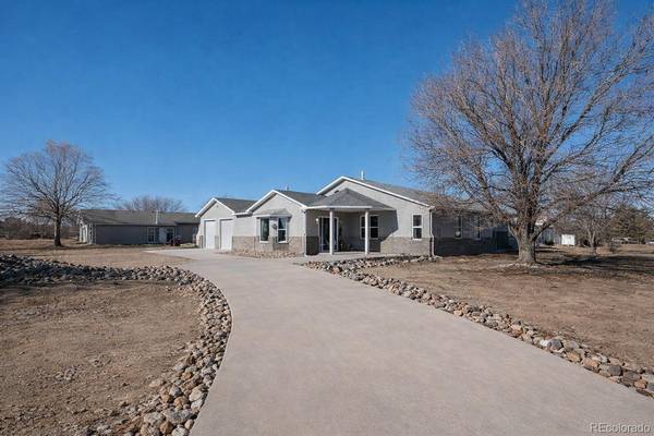 2 Meadow LN, Swink, CO 81077