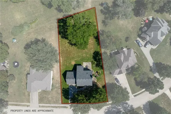 2201 Green Meadows CT, St Joseph, MO 64506