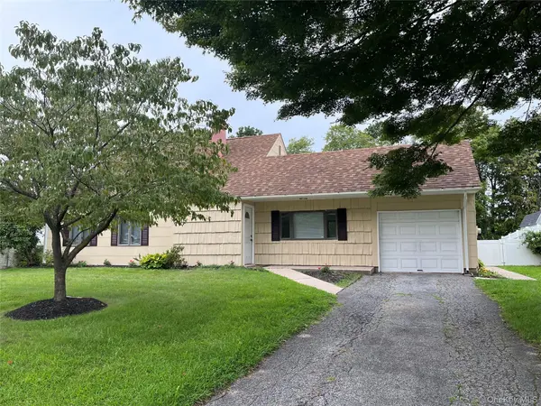 88 Matsunaye DR, Medford, NY 11763