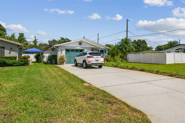 221 92ND AVE N, St Petersburg, FL 33702