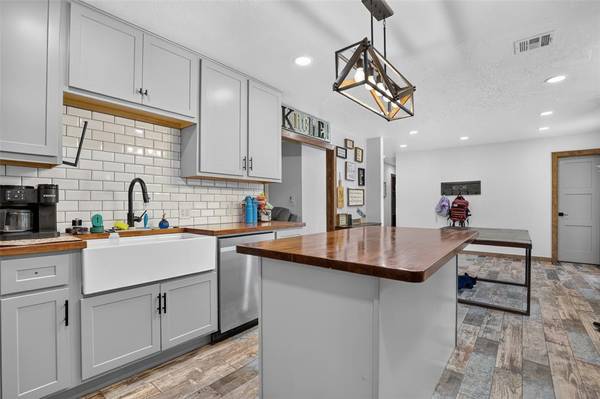 21480 Pioneer CIR, Harrah, OK 73045