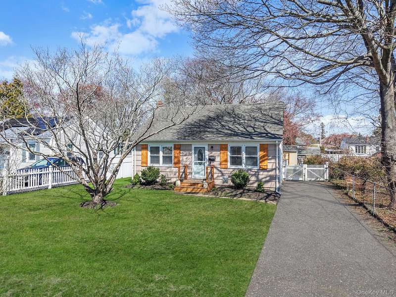 35 Thorburn AVE, Patchogue, NY 11772