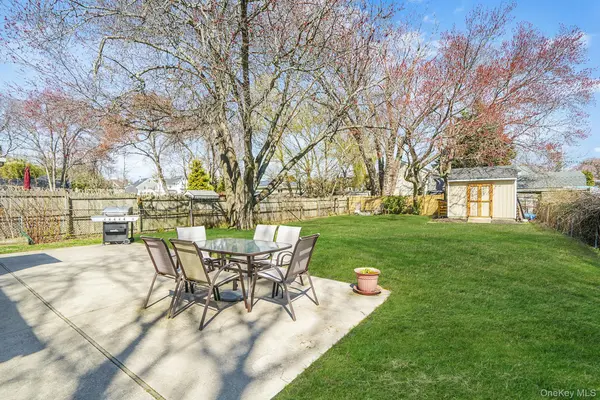 35 Thorburn AVE, Patchogue, NY 11772
