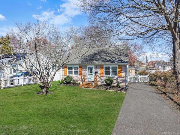 35 Thorburn AVE, Patchogue, NY 11772