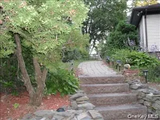 24 Schoolhouse LN, Poughkeepsie, NY 12603