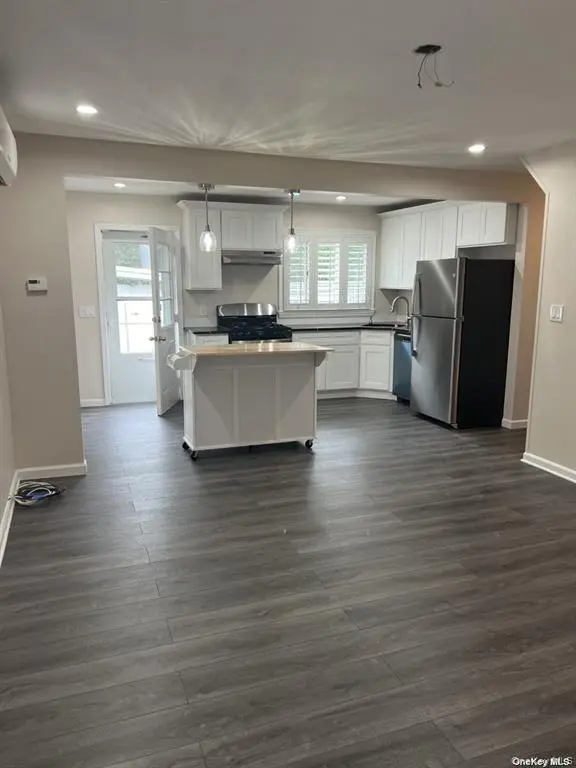 1227 Daffodil LN, Wantagh, NY 11793