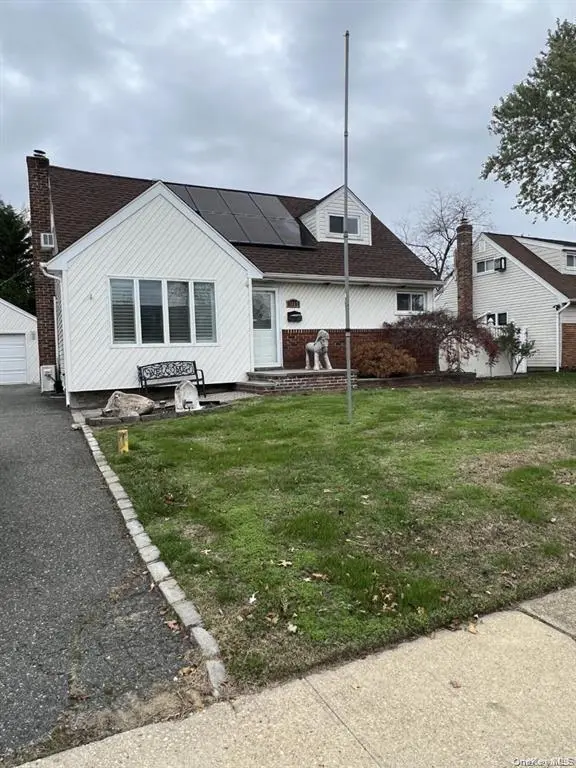 1227 Daffodil LN, Wantagh, NY 11793