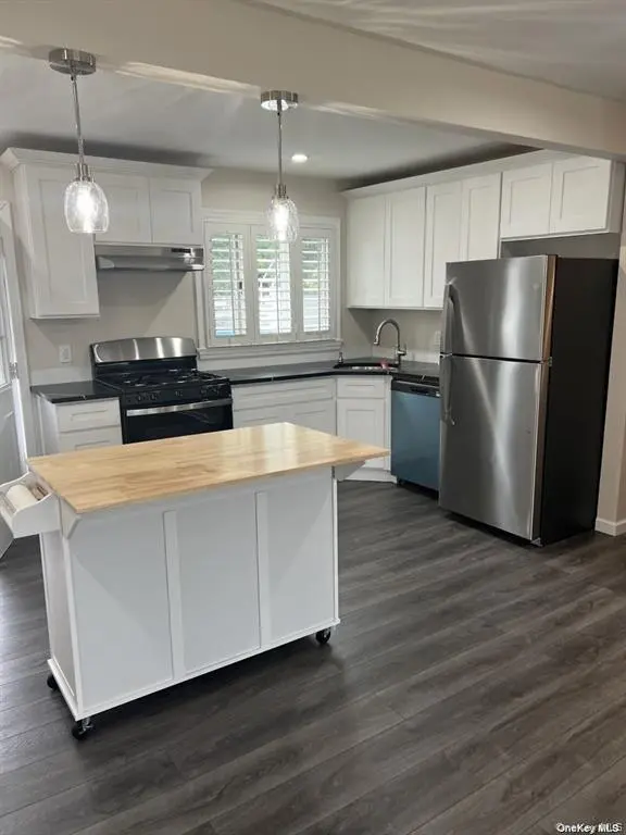 1227 Daffodil LN, Wantagh, NY 11793