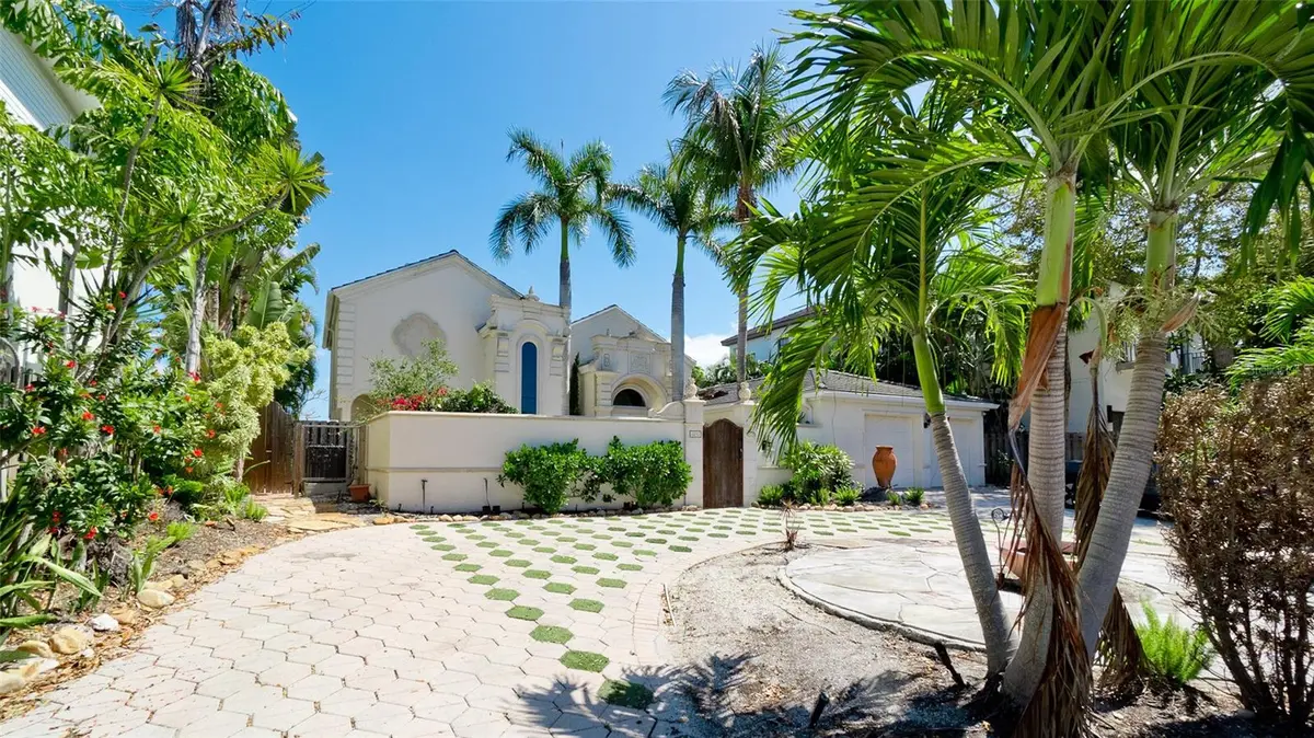 8213 MIDNIGHT PASS RD, Sarasota, FL 34242
