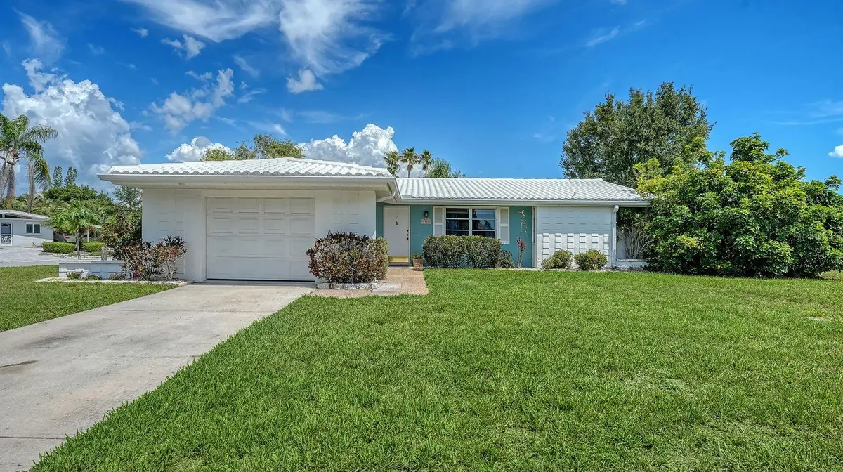 2822 SAFE HARBOR CIR, Sarasota, FL 34231