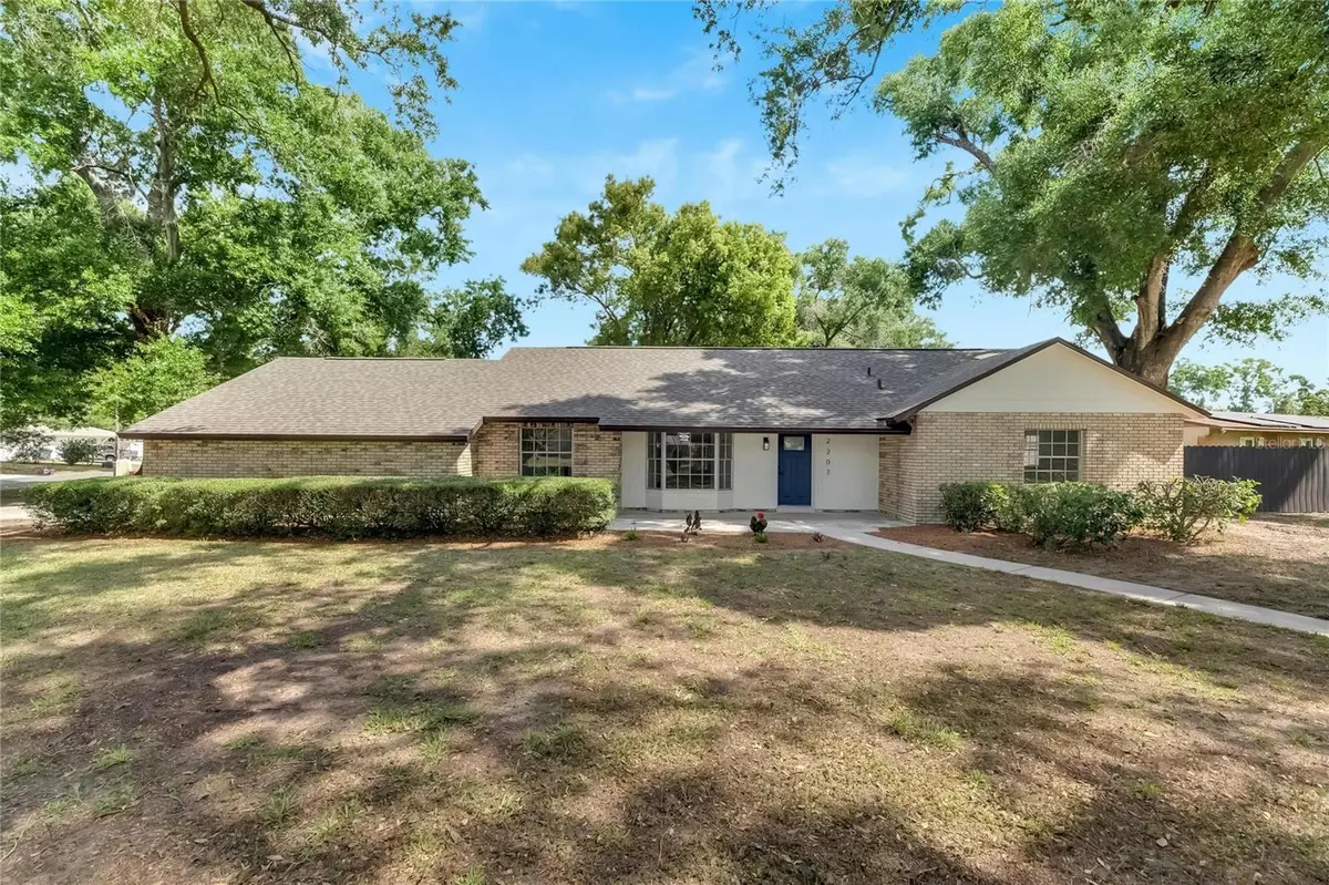2207 PARKWOOD DR, Valrico, FL 33594