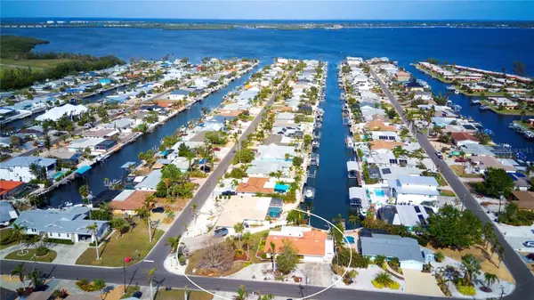 9820 ROYAL PALM DR, Bradenton, FL 34210