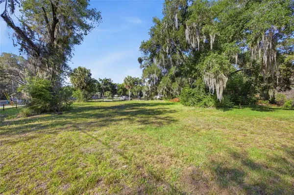 105 W HERMOSA ST, Lady Lake, FL 32159