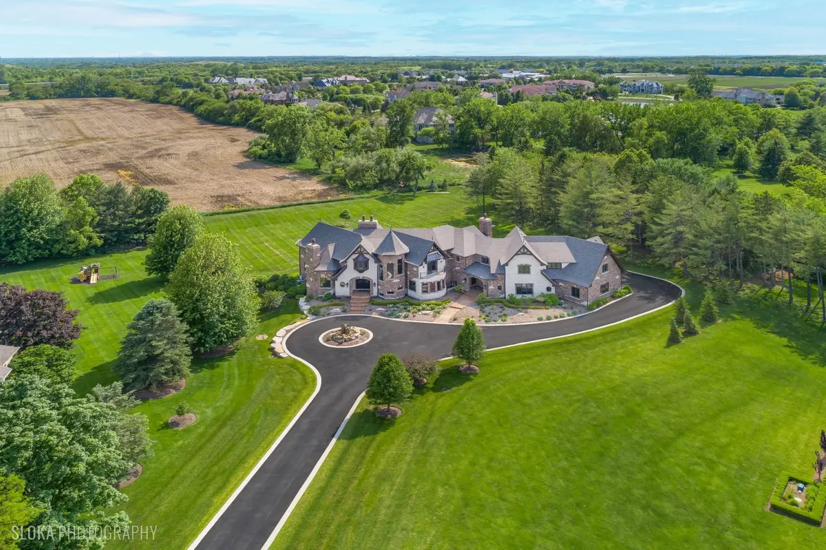 14 Vandenbergh DR, South Barrington, IL 60010