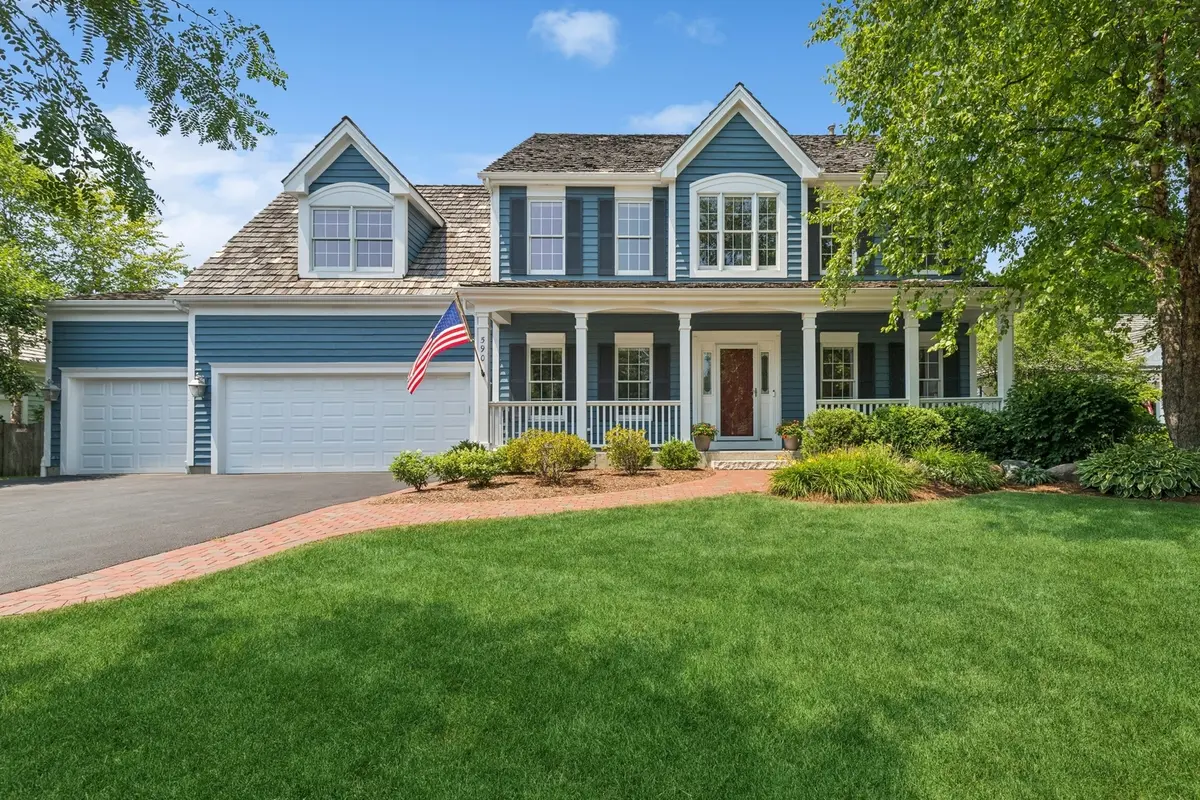 590 Oxford LN, Lindenhurst, IL 60046