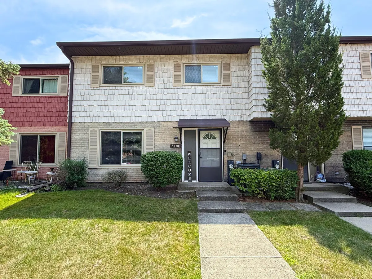 540 W Lodge TRL #E, Wheeling, IL 60090