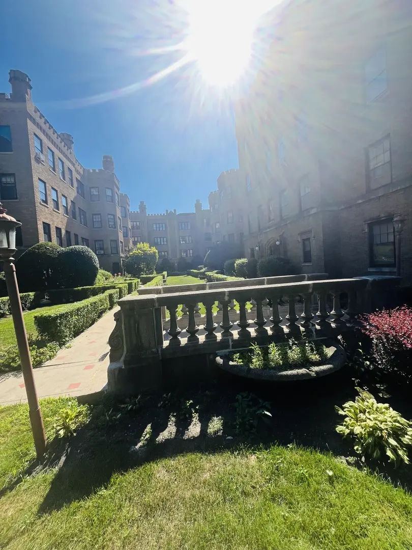 2422 W Greenleaf AVE #2, Chicago, IL 60645