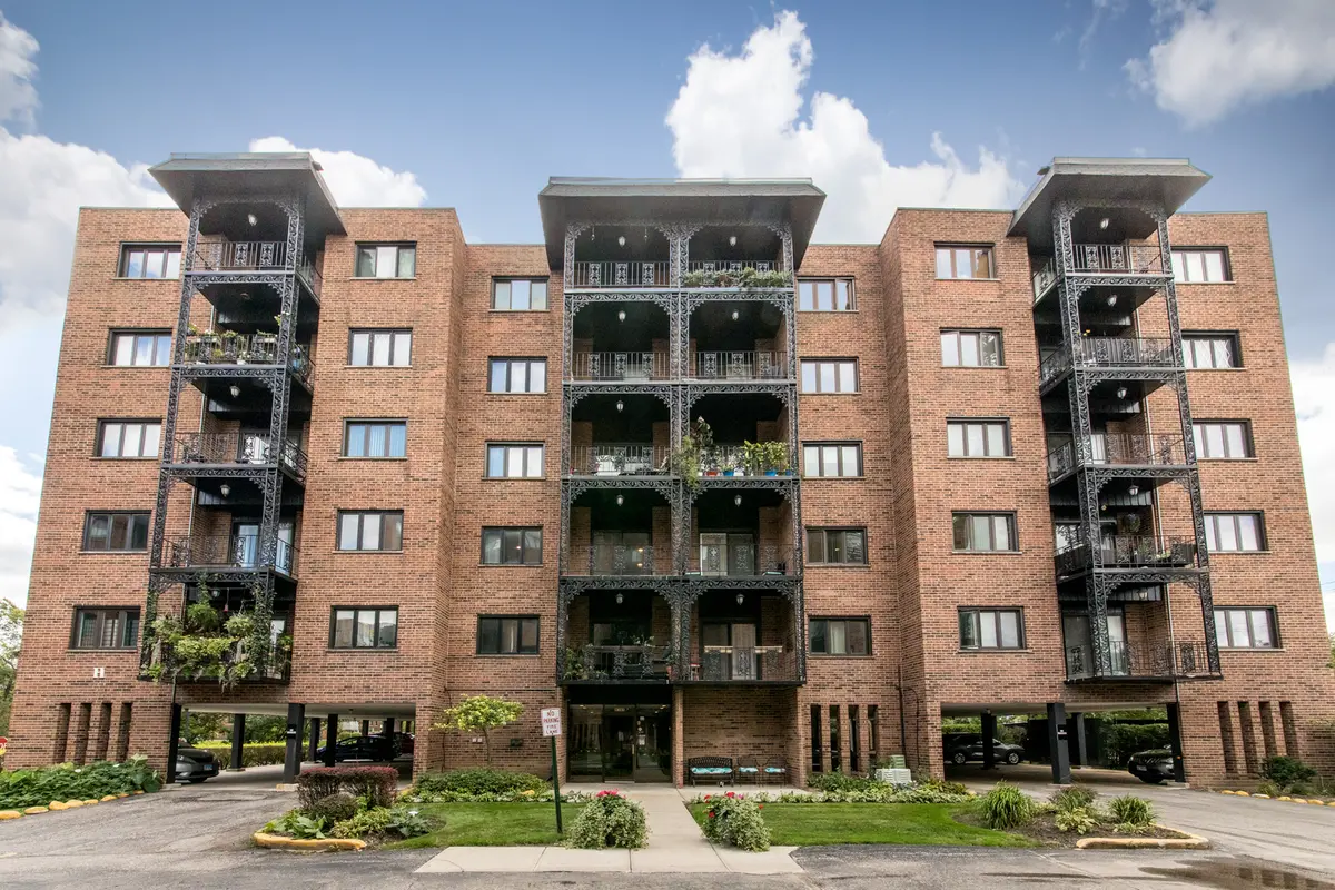 9395 Landings LN #302, Des Plaines, IL 60016