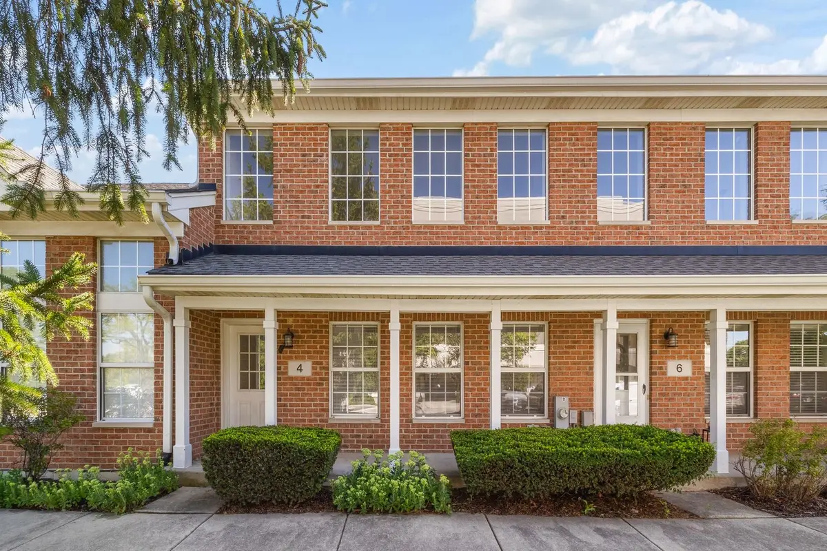 4 Waldorf CT, Elmhurst, IL 60126