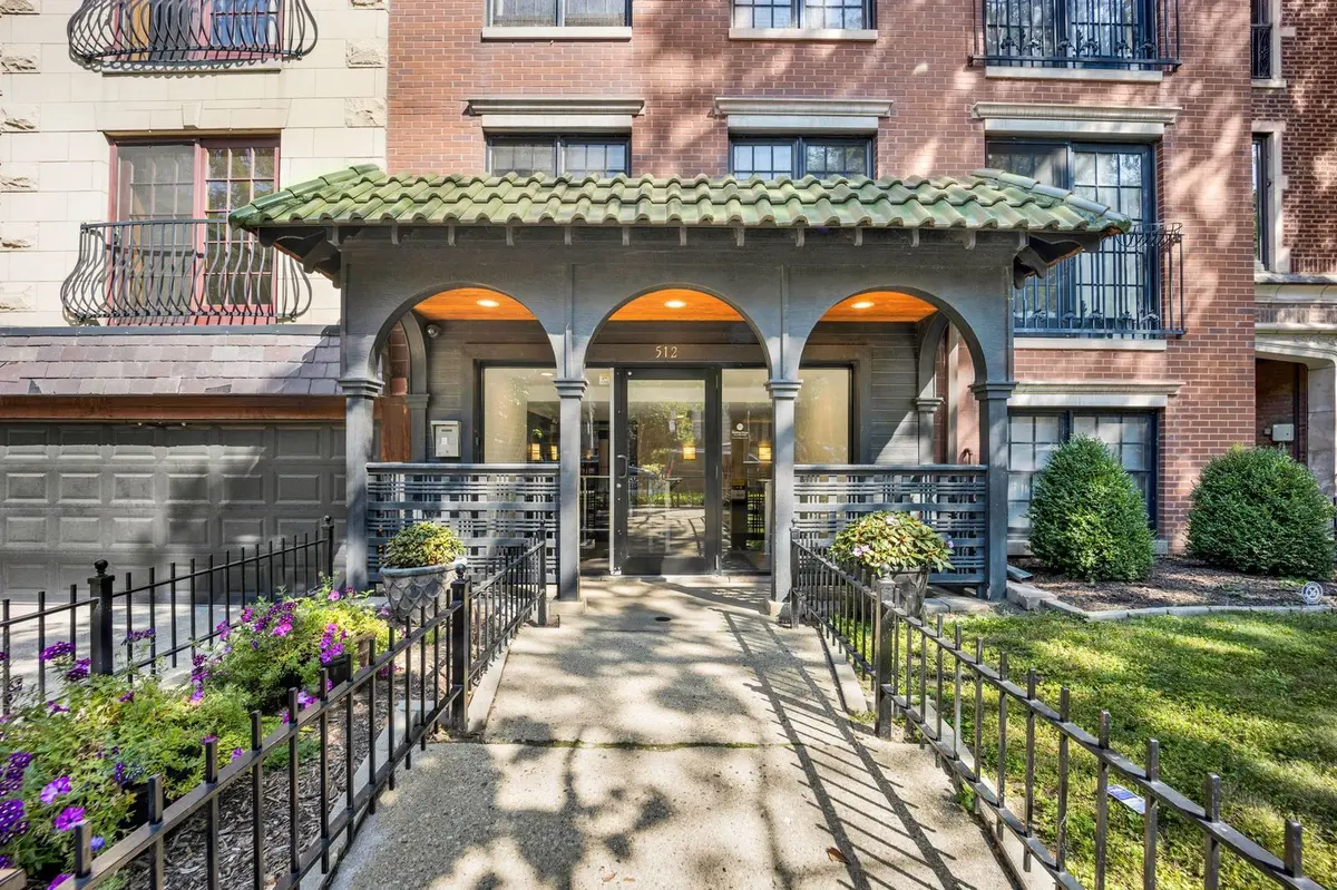 512 W Barry AVE #401, Chicago, IL 60657