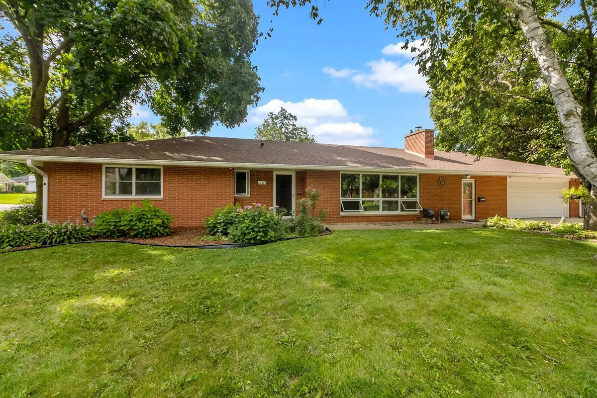 430 Laurel AVE, Woodstock, IL 60098