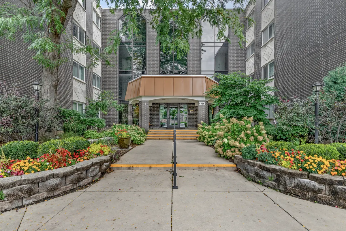 9529 Bronx AVE #102, Skokie, IL 60077
