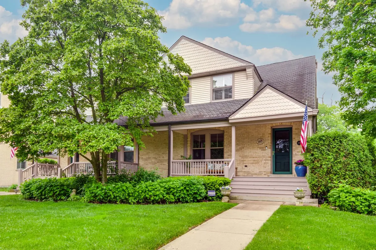 3760 Gilgare LN, Highland Park, IL 60035