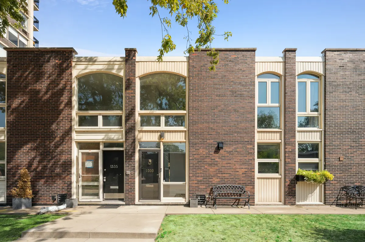 1333 N Sandburg TER, Chicago, IL 60610