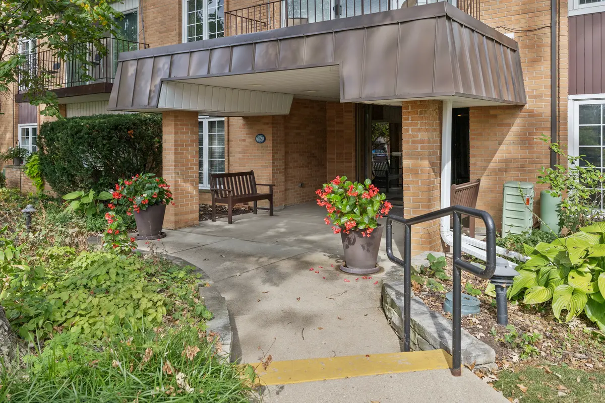441 N Park BLVD #3E, Glen Ellyn, IL 60137
