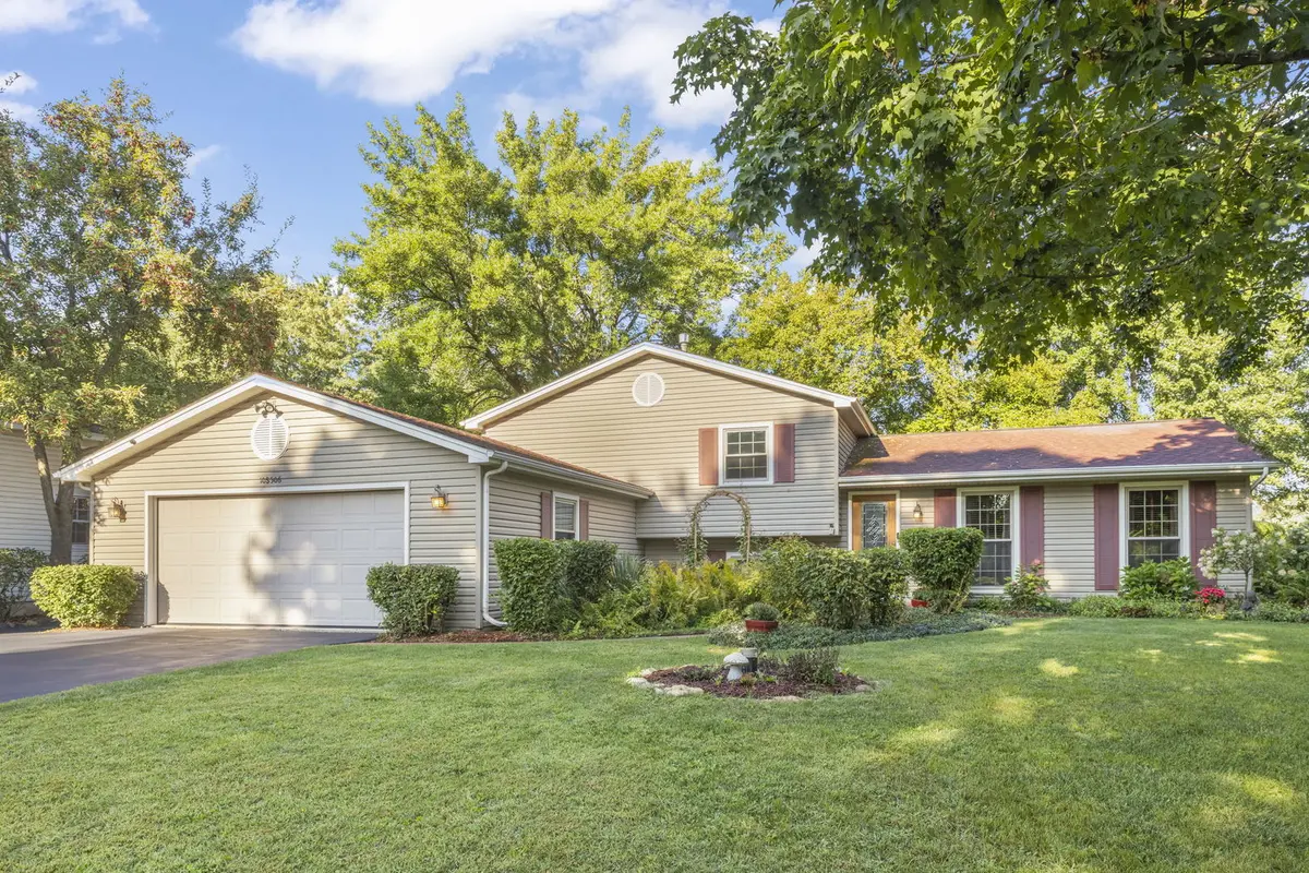 10S506 Whittington LN, Naperville, IL 60564