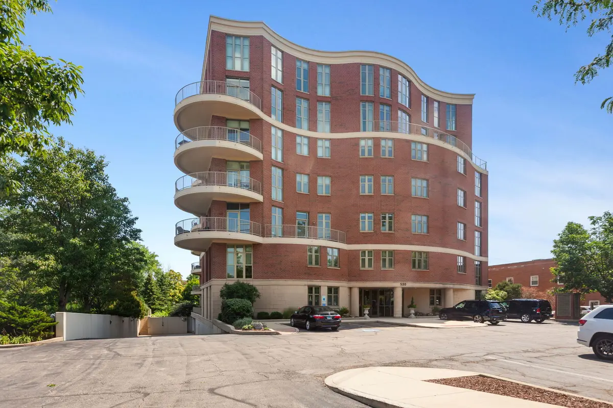 520 S Washington ST #103, Naperville, IL 60540