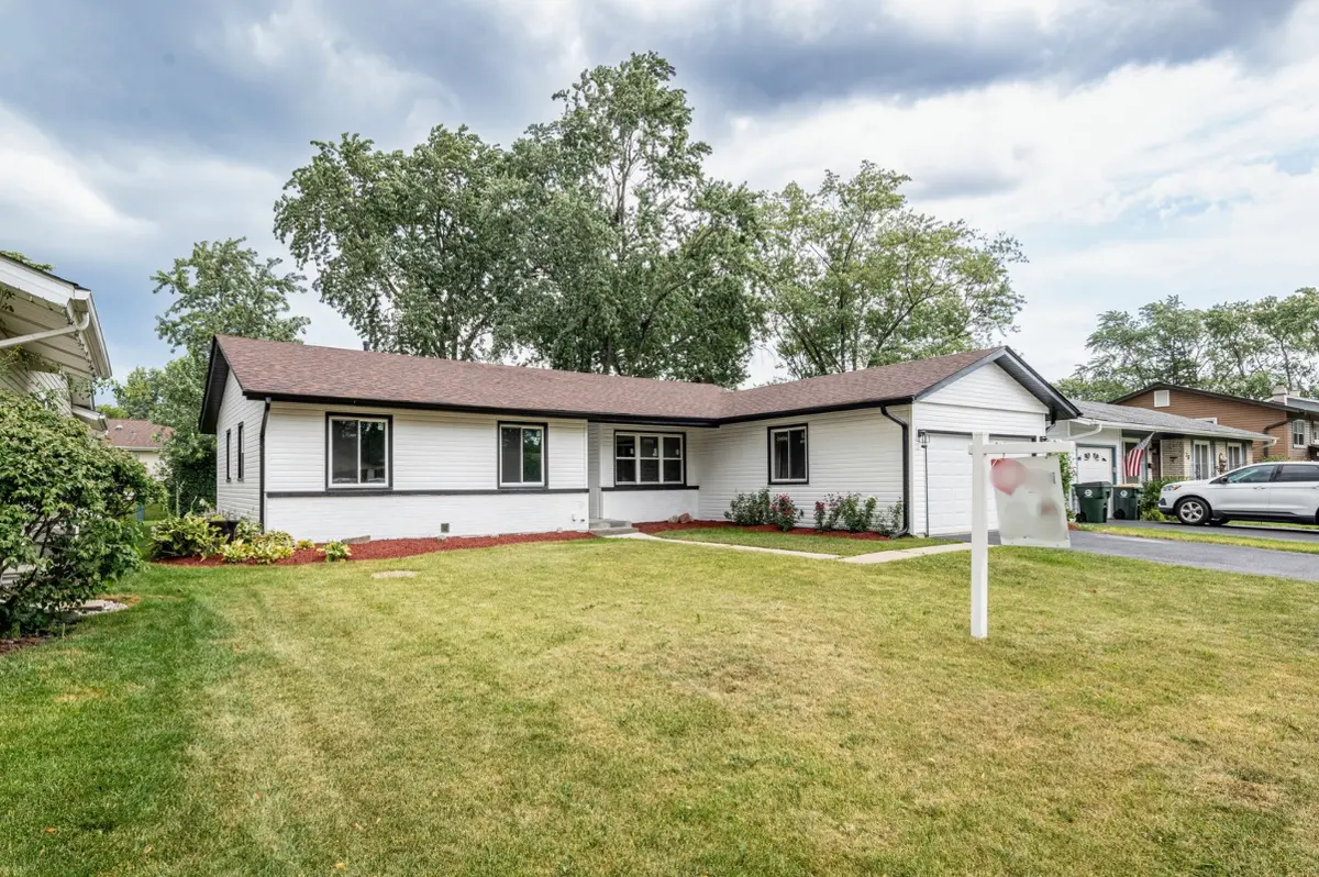 72 Braemar DR, Elk Grove Village, IL 60007
