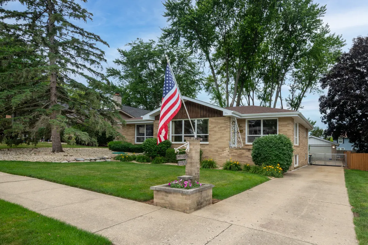 874 Hillandale DR, Antioch, IL 60002