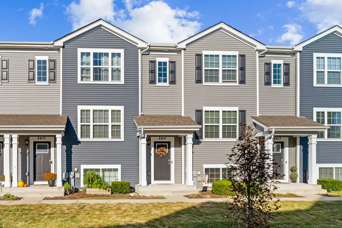 2415 Bella DR, Pingree Grove, IL 60140