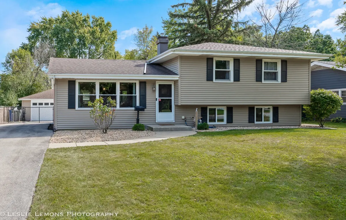 132 Robin Hill DR, Naperville, IL 60540