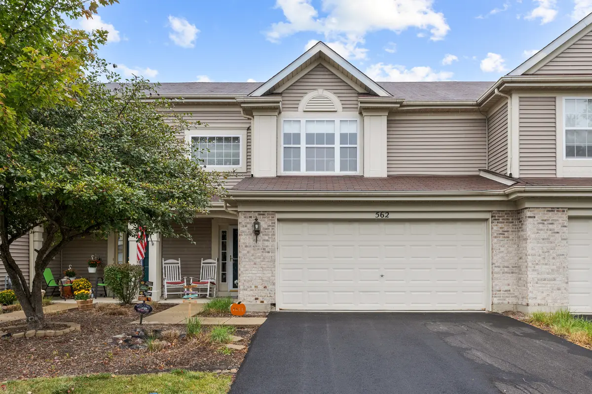 562 Lancaster DR, Pingree Grove, IL 60140