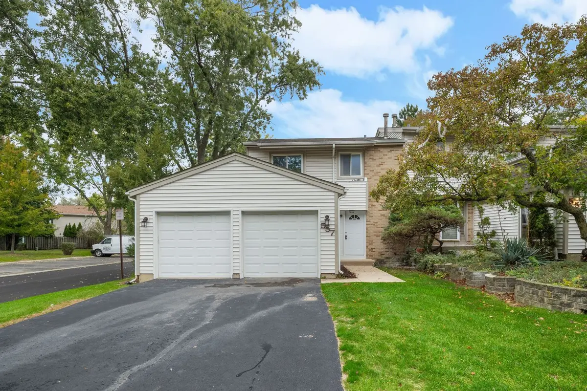 557 Monroe RD, Bolingbrook, IL 60440