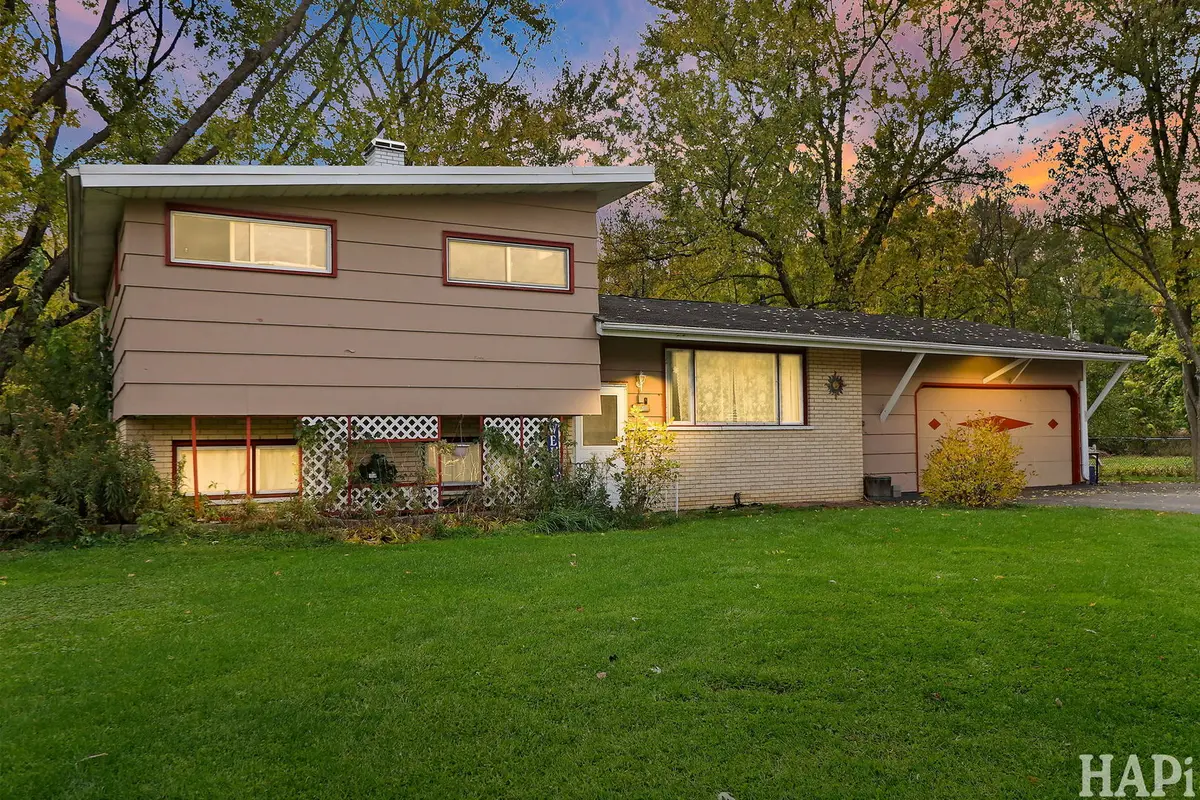 1711 Beechnut DR, Holiday Hills, IL 60051