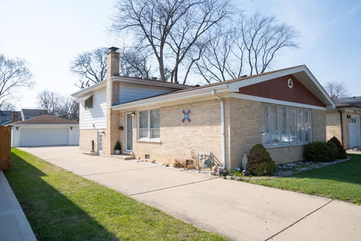 214 S Mount Prospect RD, Mount Prospect, IL 60056