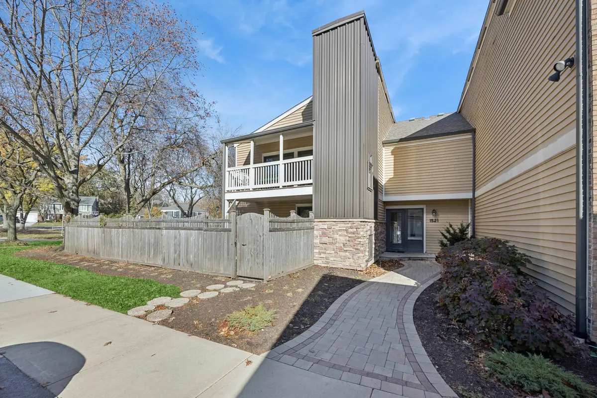 1521 S County Farm RD #1-1, Wheaton, IL 60189